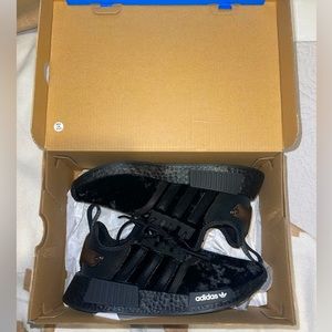 Women’s Adidas nmd_r1 Black Velvet